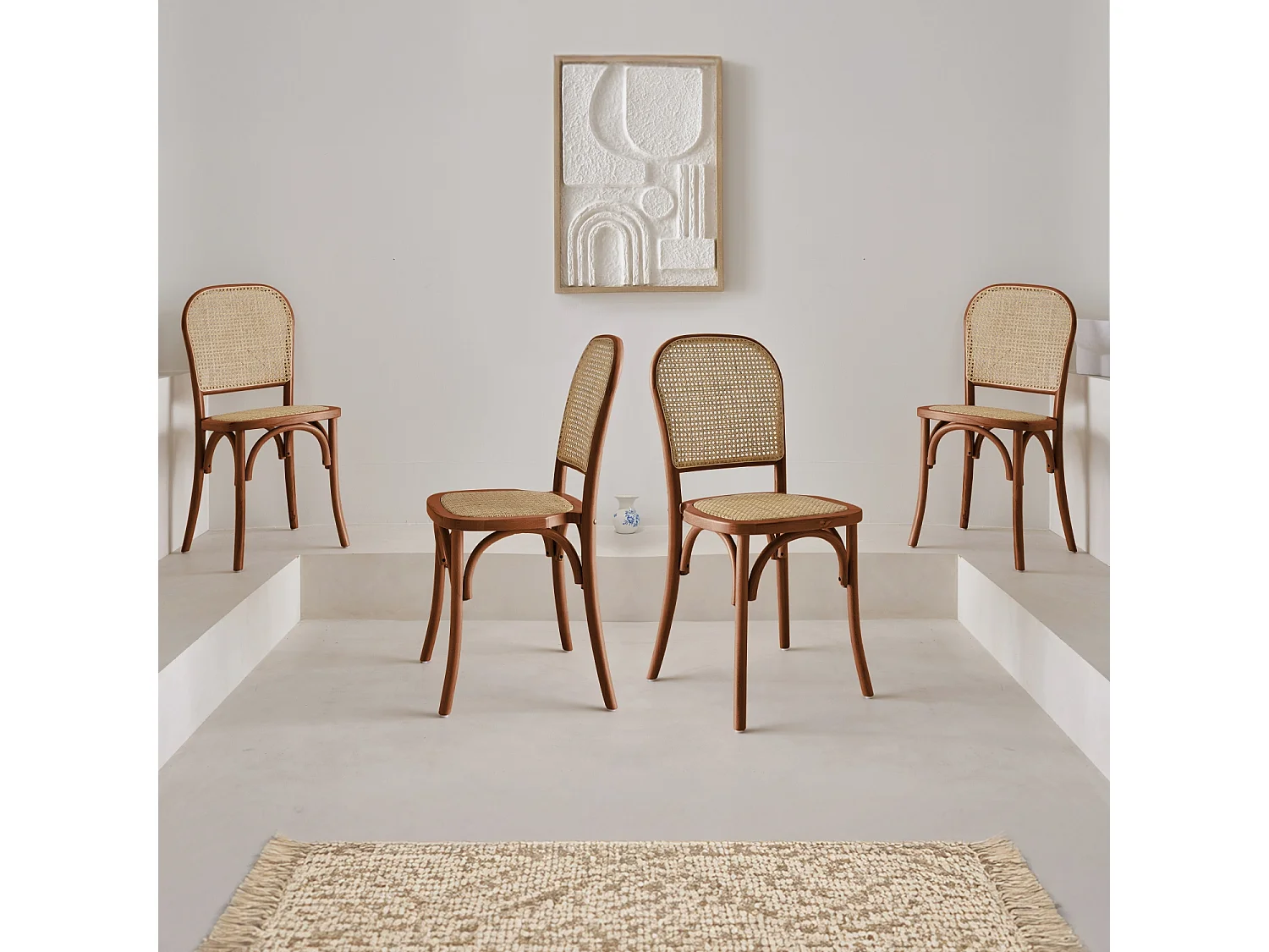 Lot de 4 chaises vintage en bois avec assise et dossier en rotin. coloris noyer. L 44.5 x P 48 x H 89.5cm