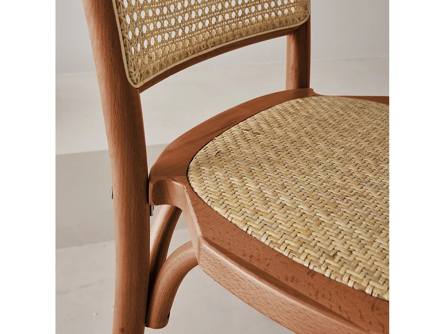Lot de 4 chaises vintage en bois avec assise et dossier en rotin. coloris noyer. L 44.5 x P 48 x H 89.5cm