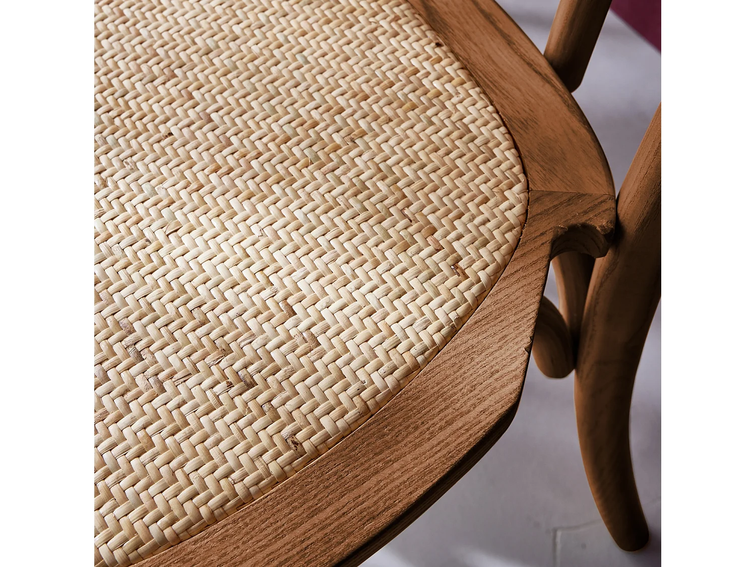 Silla vintage de madera y ratán, set de 4 nogal