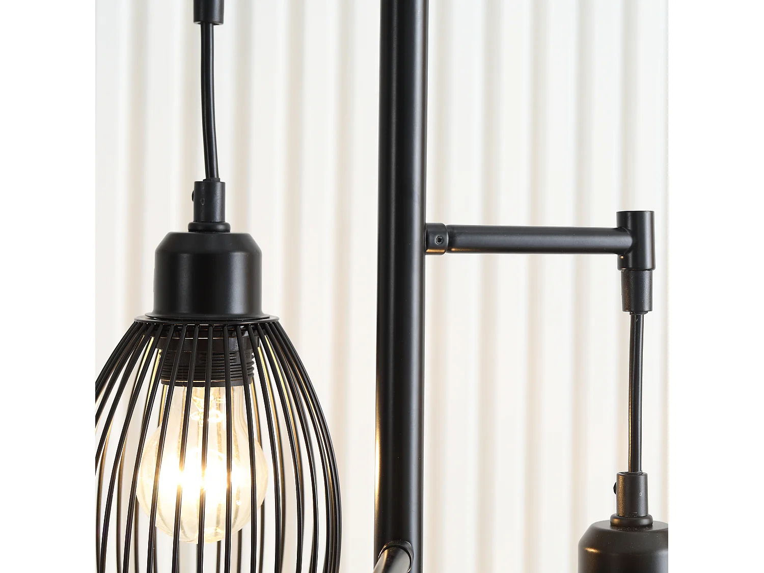 Lampada da terra industriale con 3 paralumi e intensità regolabile