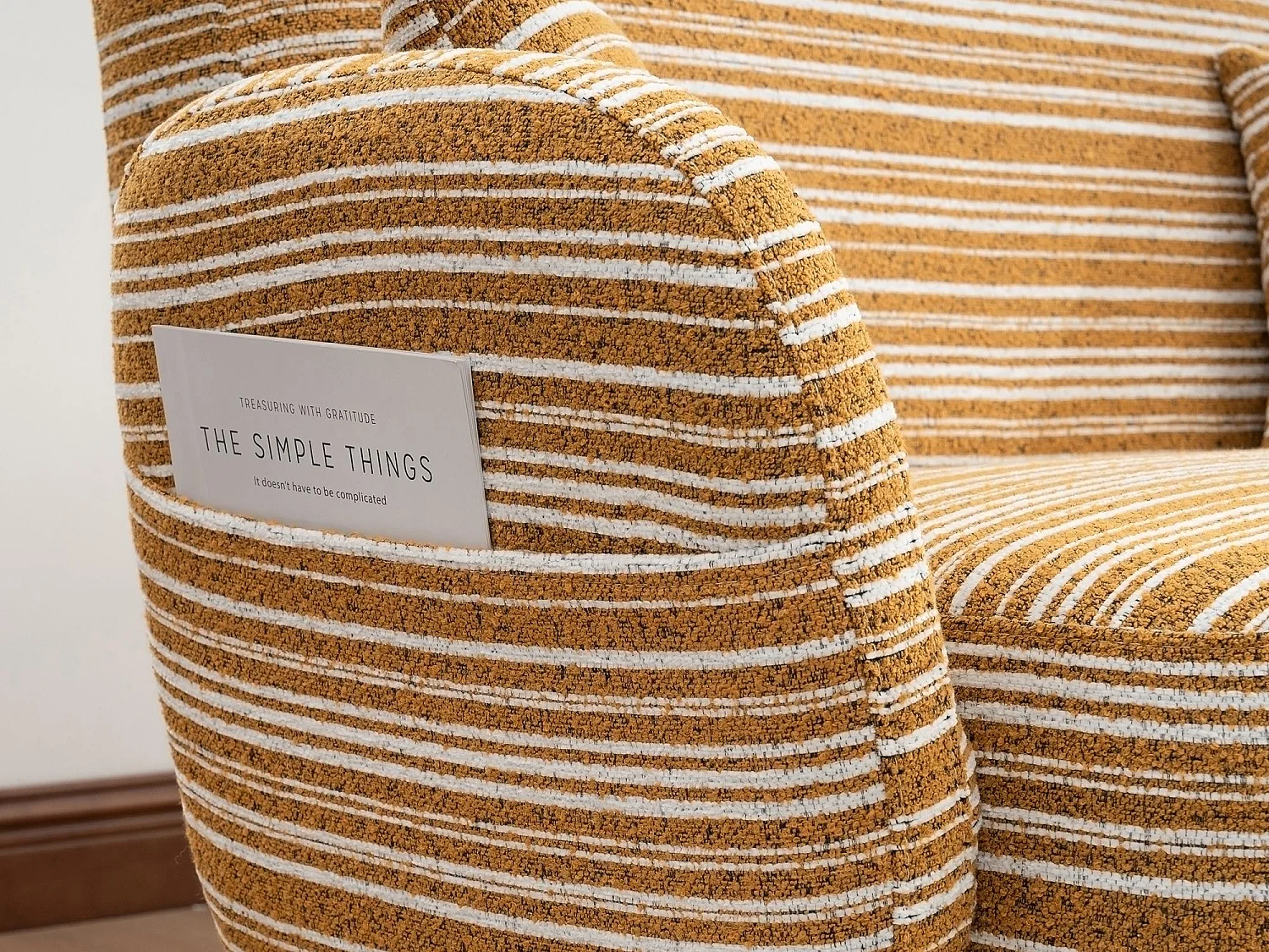 Linea 2.0 - Petit Canapé 2 Places Jaune - Extrêmement Robuste 250kg, Tissu Bouclé avec Poches - Parfait pour les Petits Espaces et Toutes les Pièces