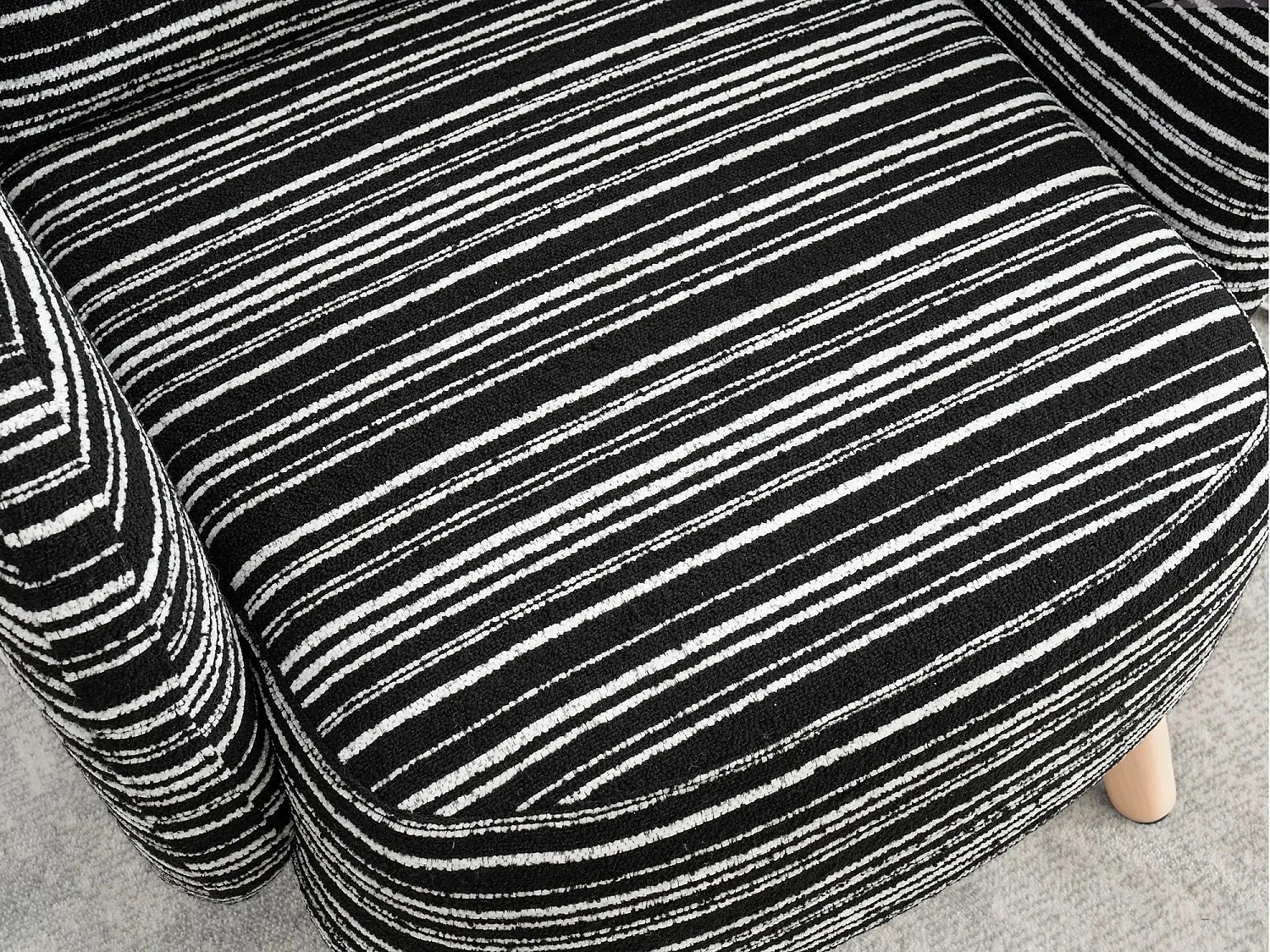 Linea 1.0 - Relaxfauteuil Bouclé met Armleuningen en Zakjes - Ergonomisch Comfort - Voor het Decoreren van Elke Kamer