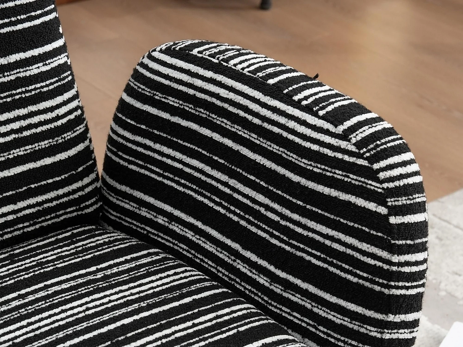 Linea 1.0 - Relaxfauteuil Bouclé met Armleuningen en Zakjes - Ergonomisch Comfort - Voor het Decoreren van Elke Kamer