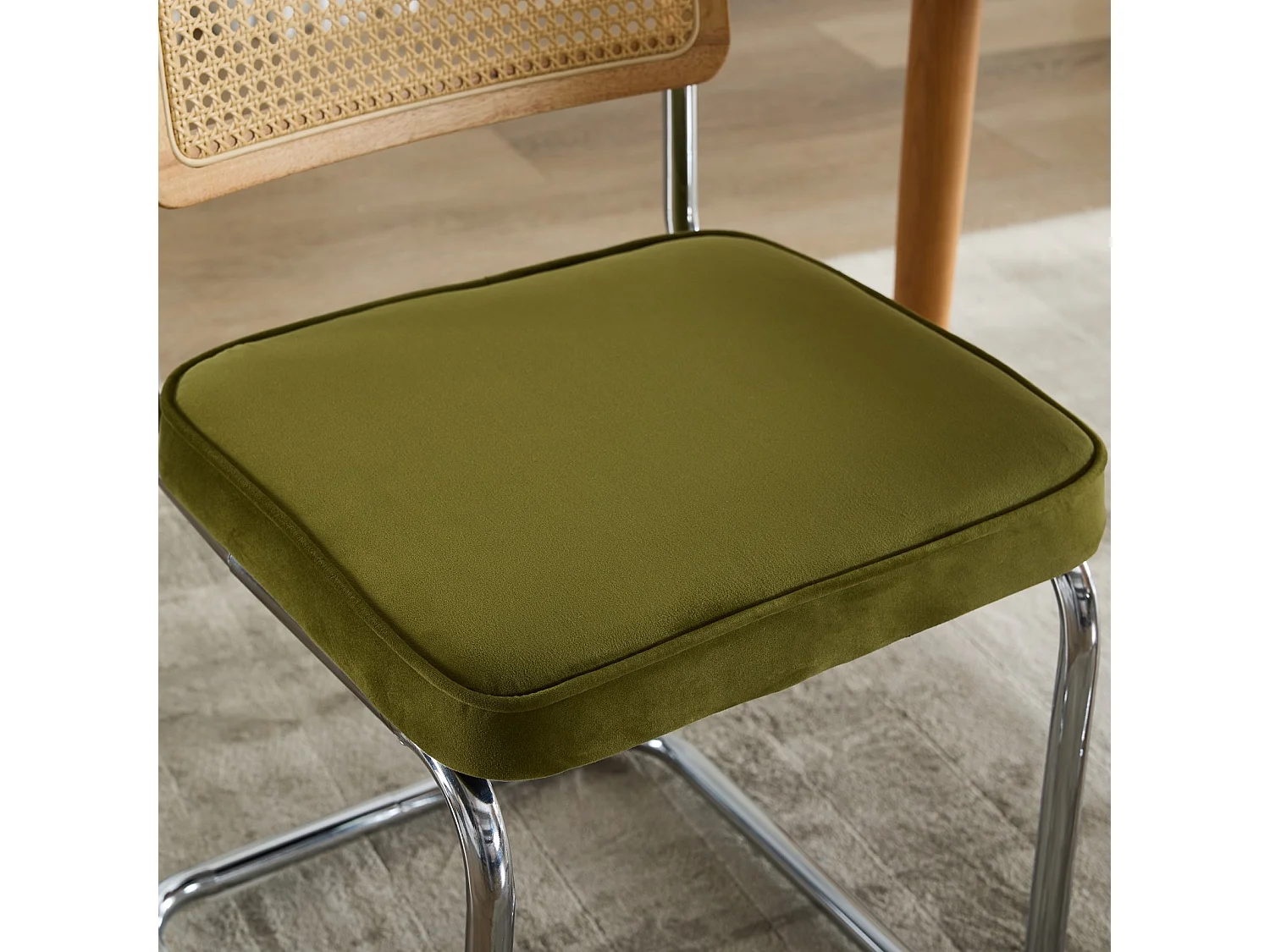 Lot de 2 chaises de salle à manger – Dossiers en rotin – Assises rembourrées en velours – Vert