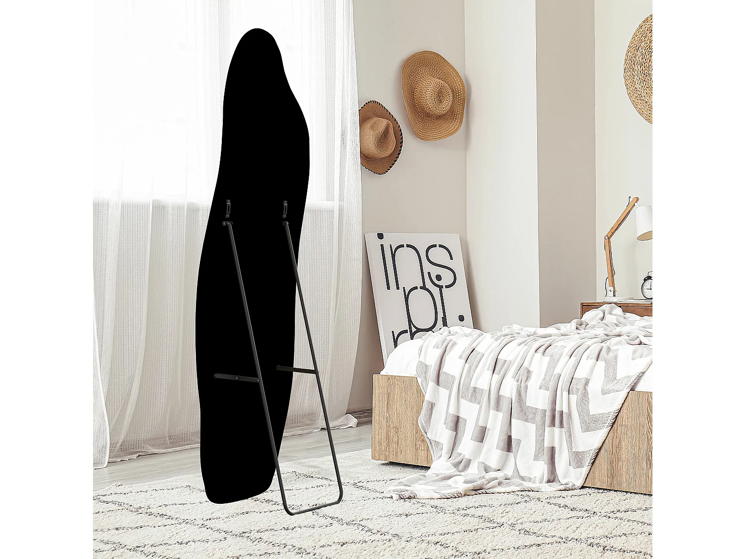 Miroir sur pied 140 x 45 cm - à bords ondulés irréguliers - avec support et cadre en bois recouvert de flanelle -noir