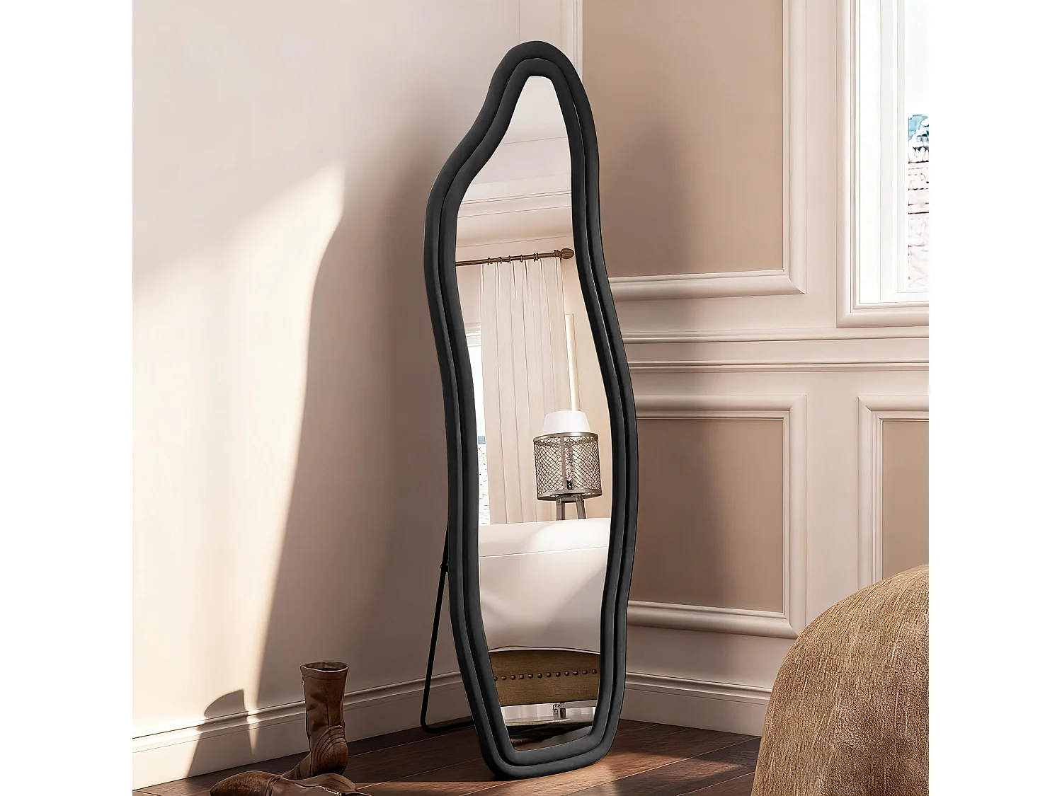 Miroir sur pied 160 x 50 cm - à bords ondulés irréguliers - avec support et cadre en bois recouvert de flanelle -noir