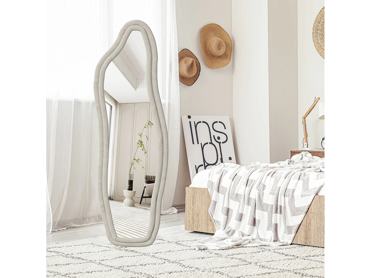 Miroir sur pied 140 x 45 cm - à bords ondulés irréguliers - avec support et cadre en bois recouvert de flanelle -blanc