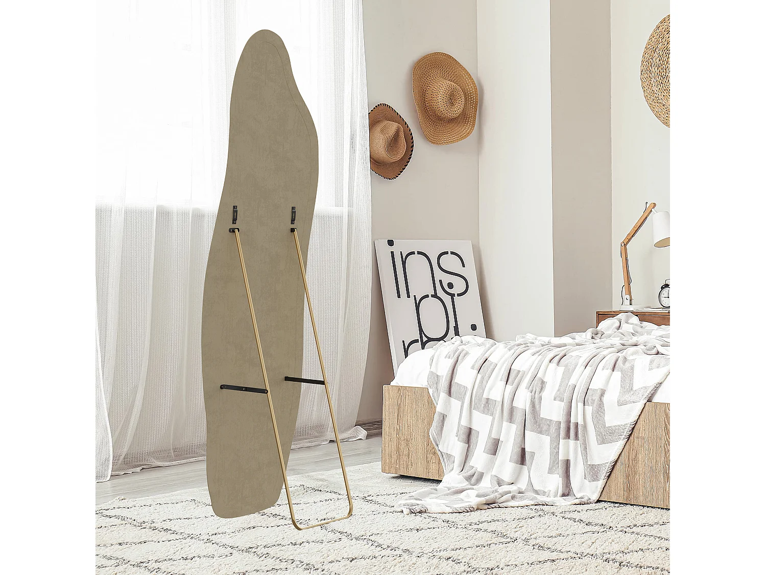 Miroir sur pied 140 x 45 cm - à bords ondulés irréguliers - avec support et cadre en bois recouvert de flanelle -or