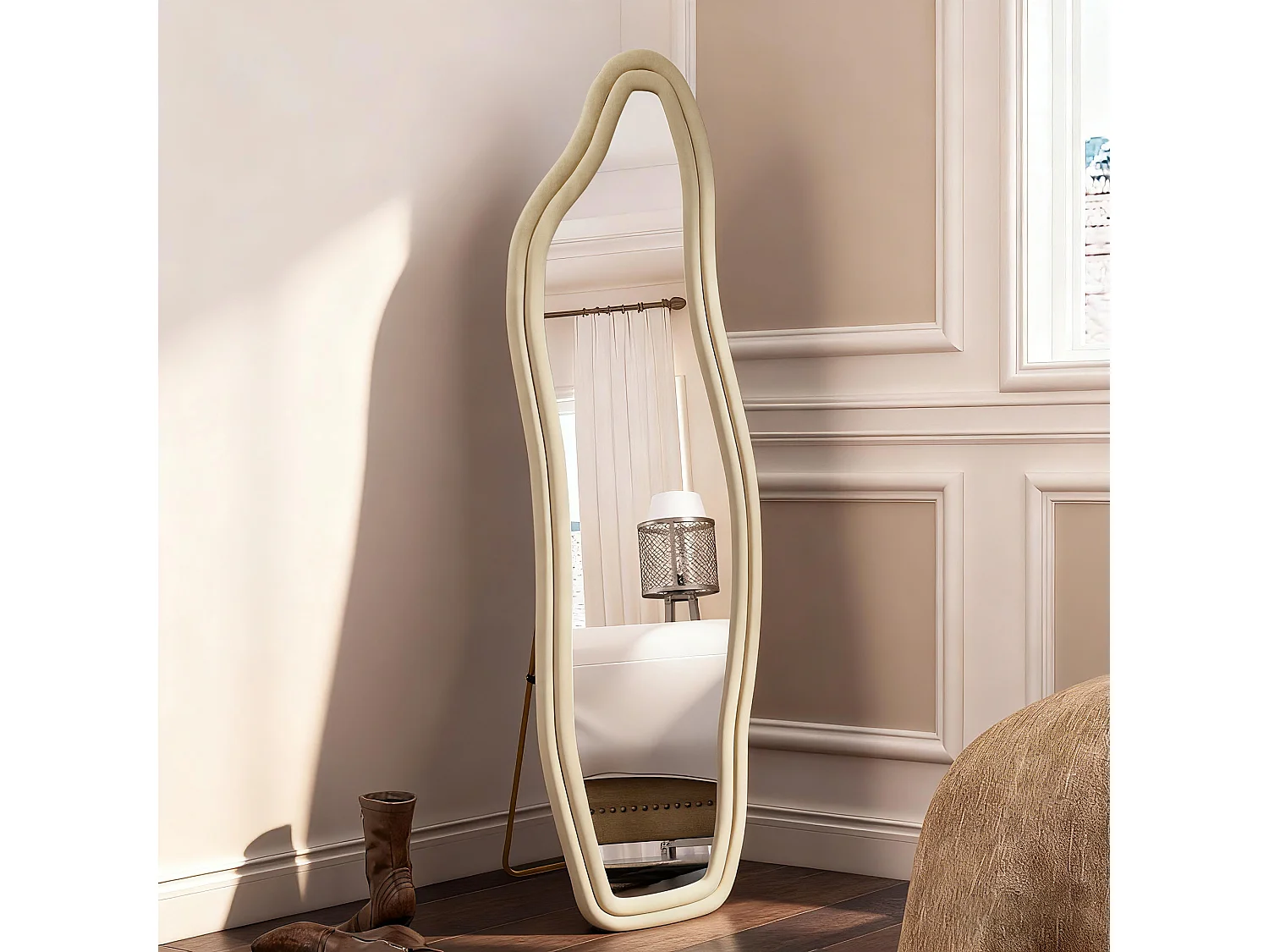 Miroir sur pied 160 x 50 cm - à bords ondulés irréguliers - avec support et cadre en bois recouvert de flanelle -or