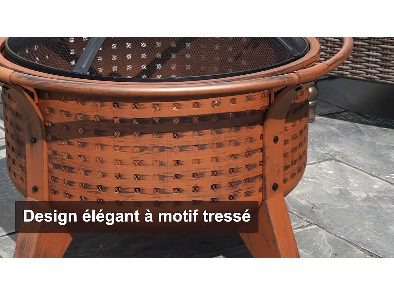 Foyer de Noël Mazama en acier cuivré de 76 cm avec pare-étincelles et tisonnier - Treillis