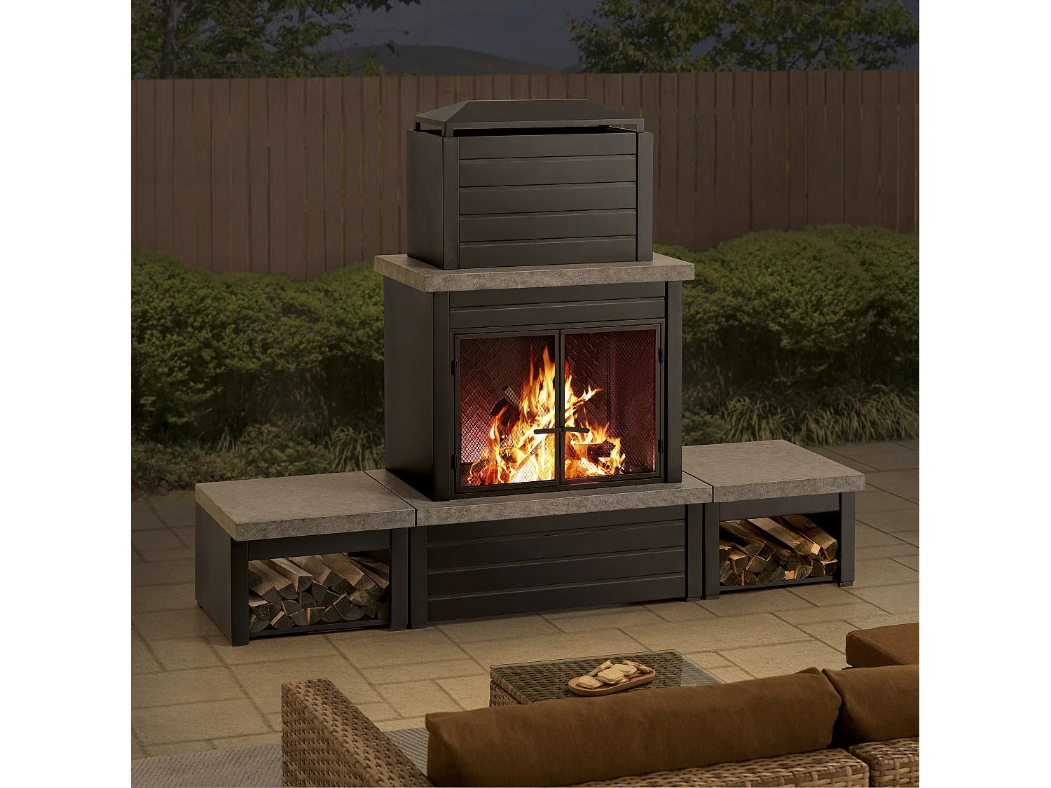 Cheminée d'extérieur VULTURE avec conduit et porte-bûches