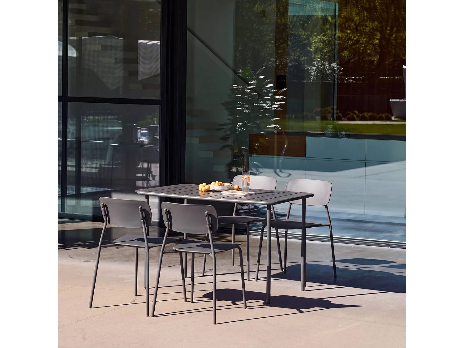 Table de jardin métal + 4 assises anthracite. Amélia + Liva L 120 x 70 x 72.5cm