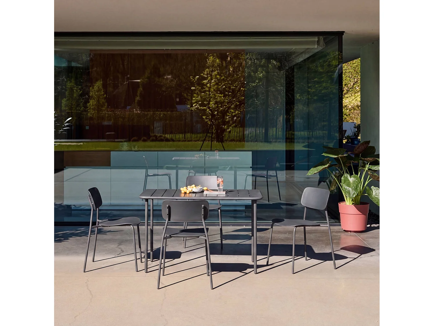 Table de jardin métal + 4 assises anthracite. Amélia + Liva L 120 x 70 x 72.5cm