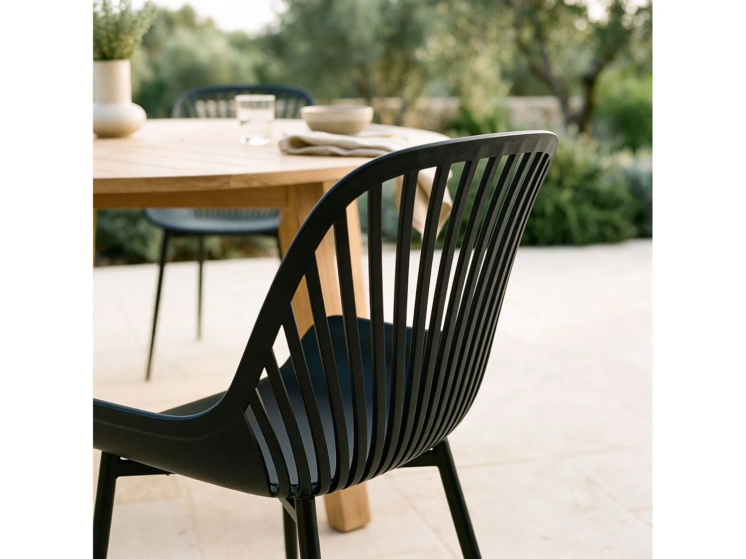 Lot de 4 chaises de jardin VERDE fauteuil d'extérieur en plastique et pieds noir en métal, dossier aéré, poids max. 150 Kg