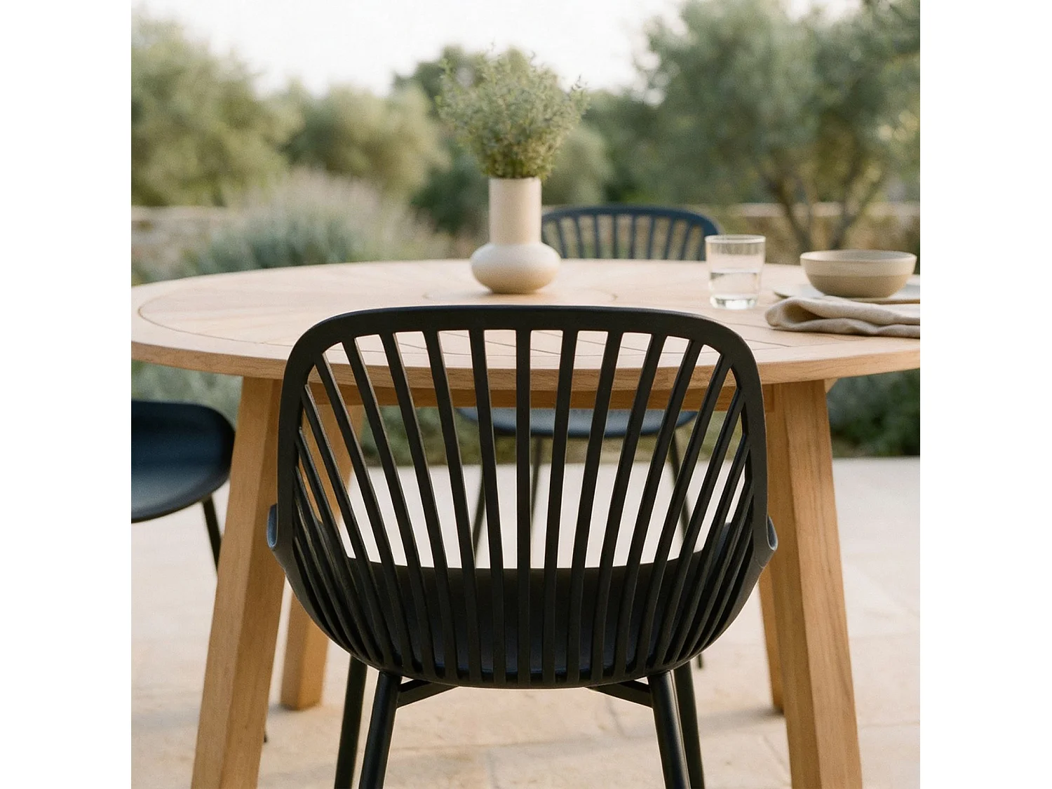 Lot de 4 chaises de jardin VERDE fauteuil d'extérieur en plastique et pieds noir en métal, dossier aéré, poids max. 150 Kg