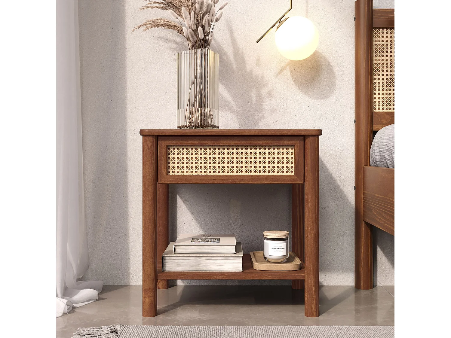 Table de Chevet CEFIRA avec 1 Tiroir en Bois Massif Couleur Châtaignier, Design Élégant en Rotin, avec 1 Étagère