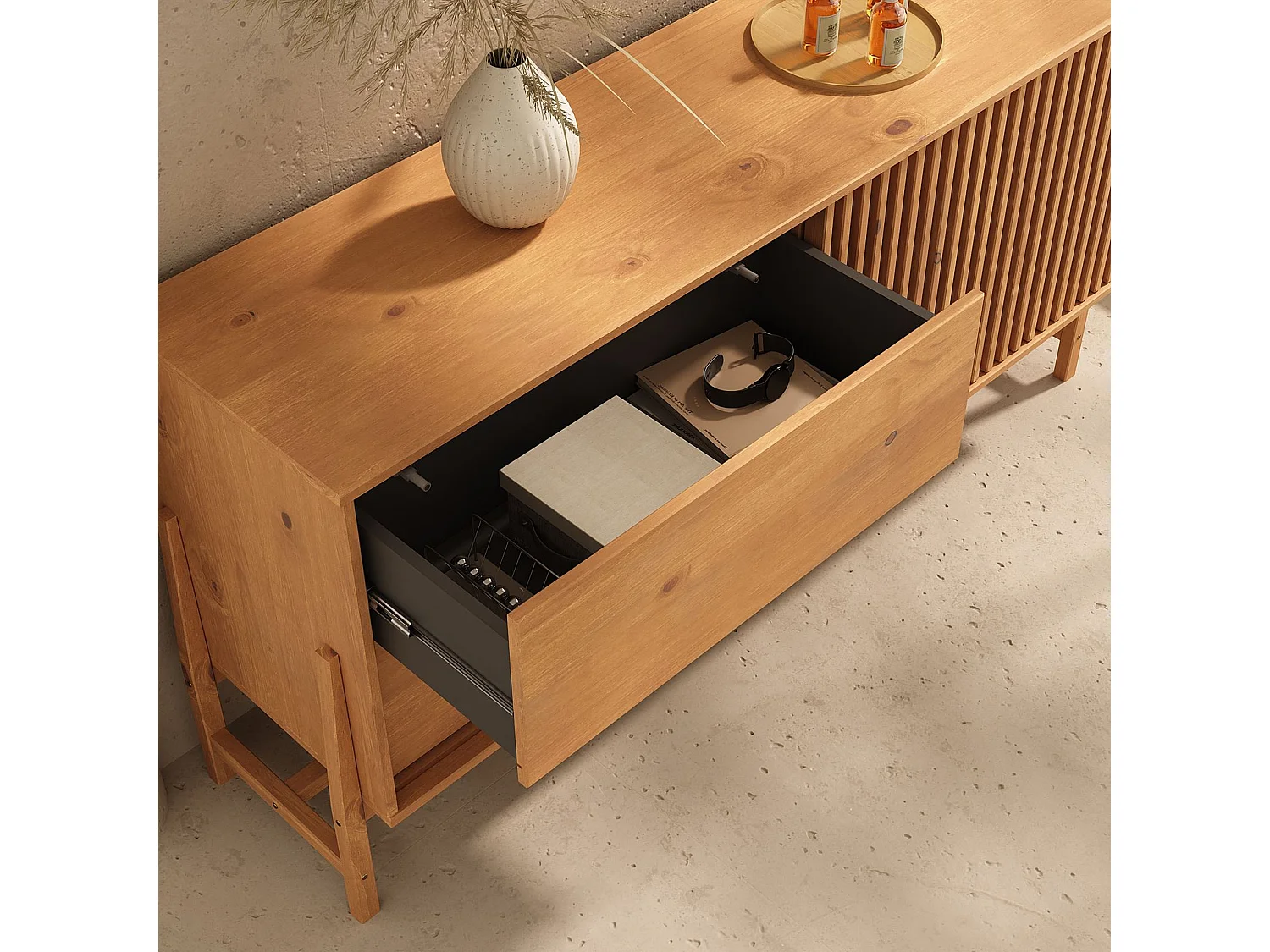 Buffet ADAMO L 145 cm en Bois Massif Couleur Chêne avec 1 Porte Coulissante, 2 Tiroirs, Design Chaleureux à Lamelles