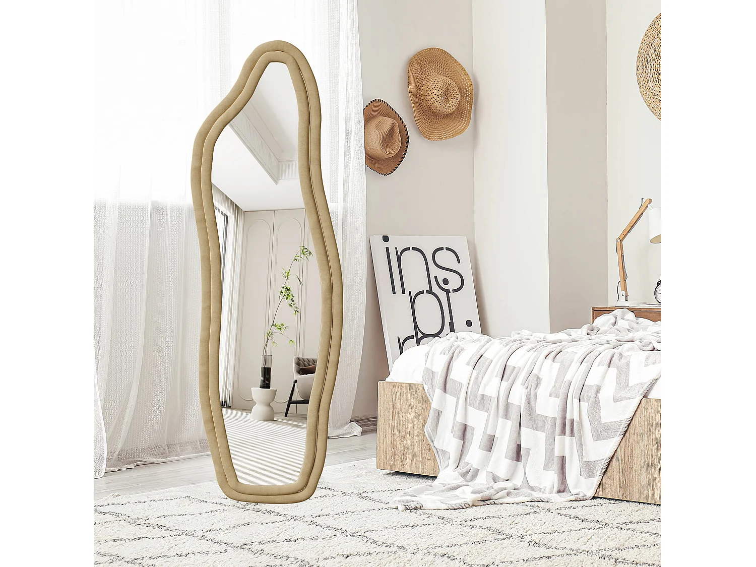 Onregelmatige spiegel 140×45 cm met gouden fluwelen lijst – Modern design, HD gehard glas