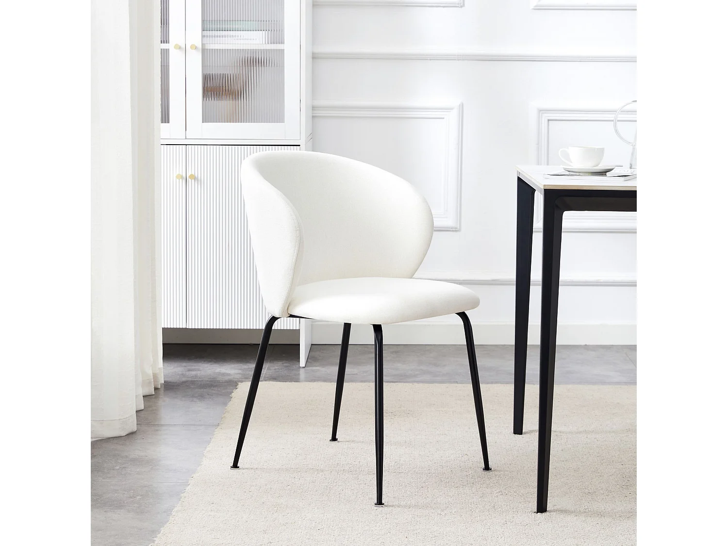 Chaise rembourrée – tissu hydrophobe crème – MEALIZE