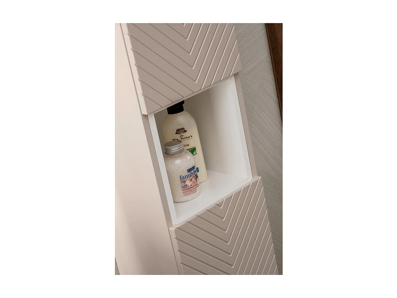 Colonne de salle de bain AOKI – 2 portes – Finition beige cachemire à motifs chevron – L30 × P25 × H140 cm – À suspendre