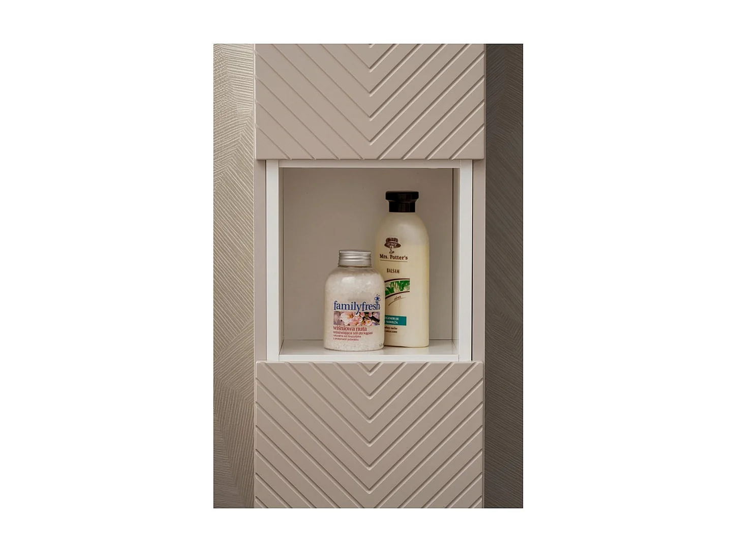 Colonne de salle de bain AOKI – 2 portes – Finition beige cachemire à motifs chevron – L30 × P25 × H140 cm – À suspendre