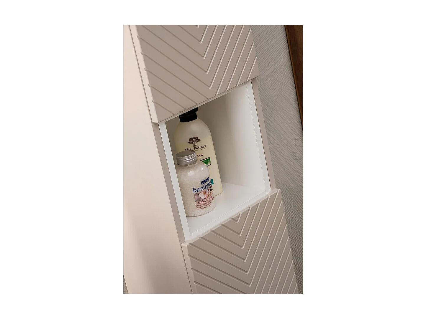 Colonne de salle de bain AOKI – 2 portes – Finition beige cachemire à motifs chevron – L30 × P25 × H140 cm – À suspendre