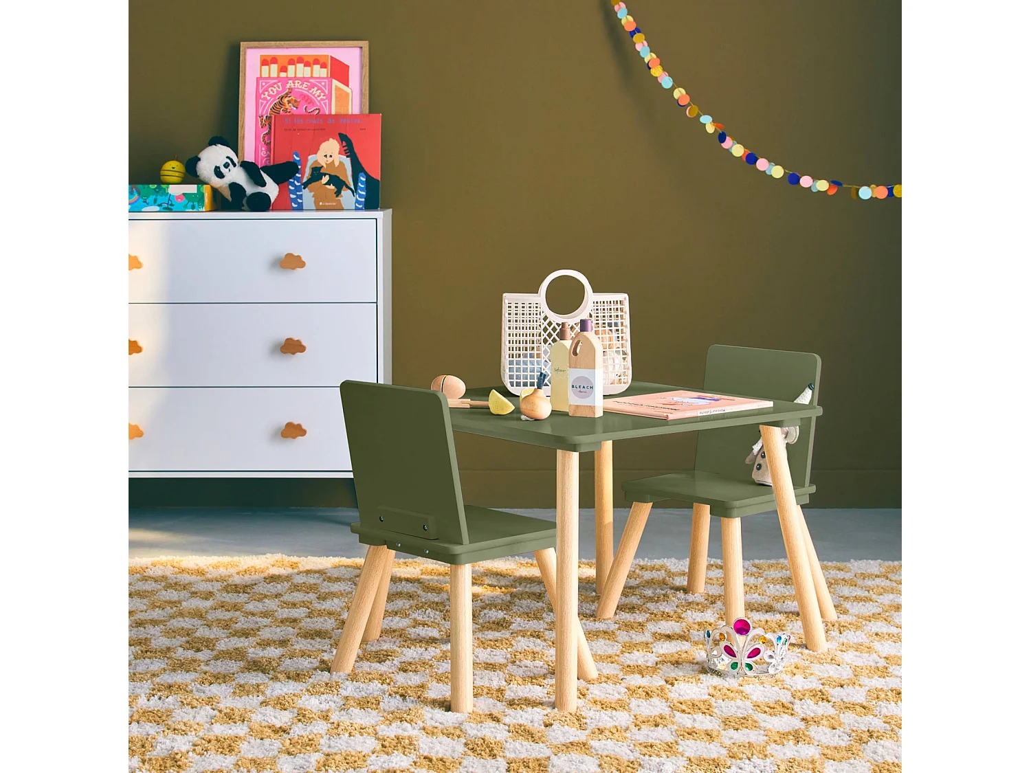 Table carrée enfant avec 2 chaises. pieds en pin. vert olive