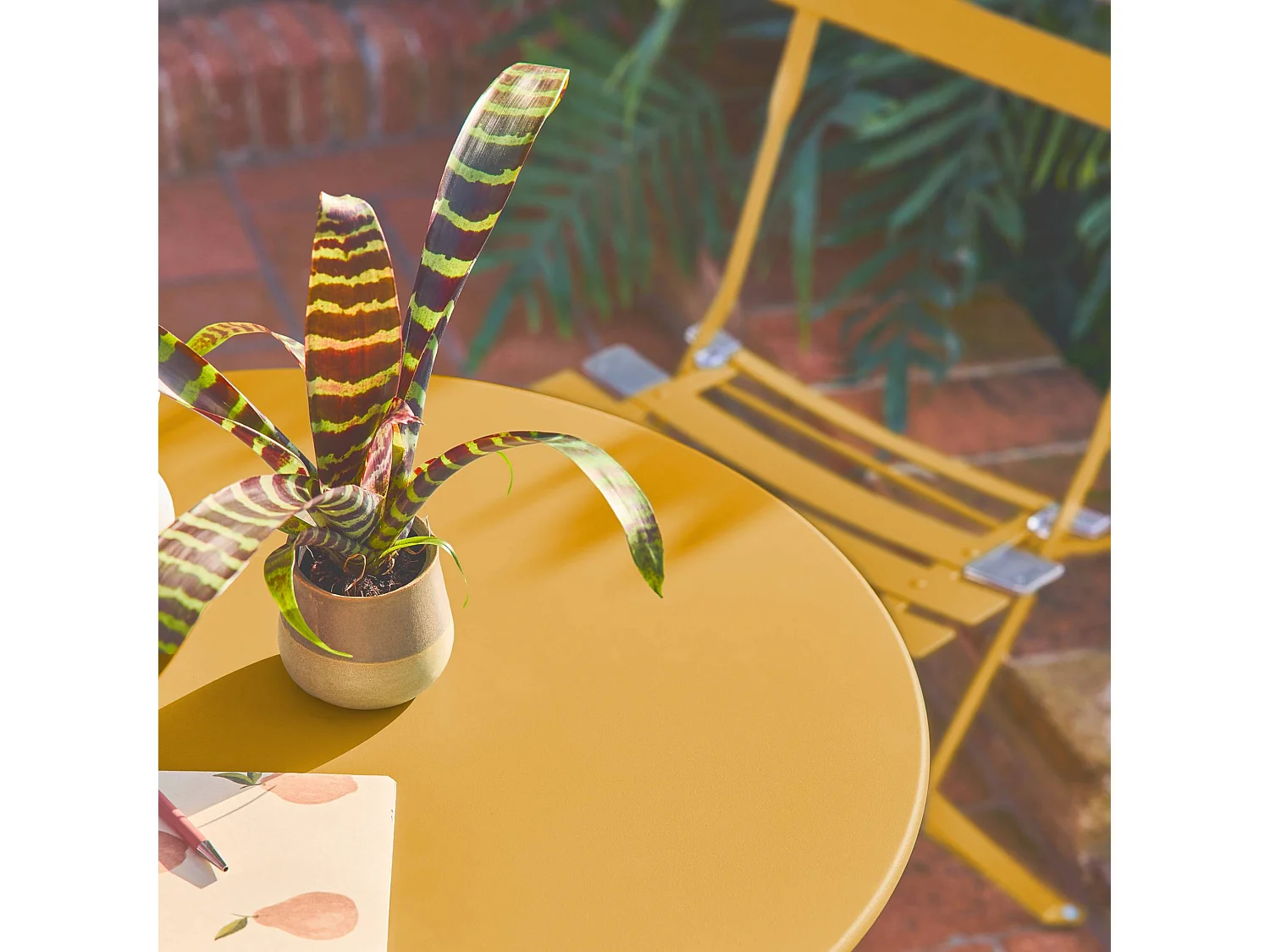 Table de jardin bistrot pliante métal + 2 assises ocre Ø60 x 70cm. acier thermolaqué