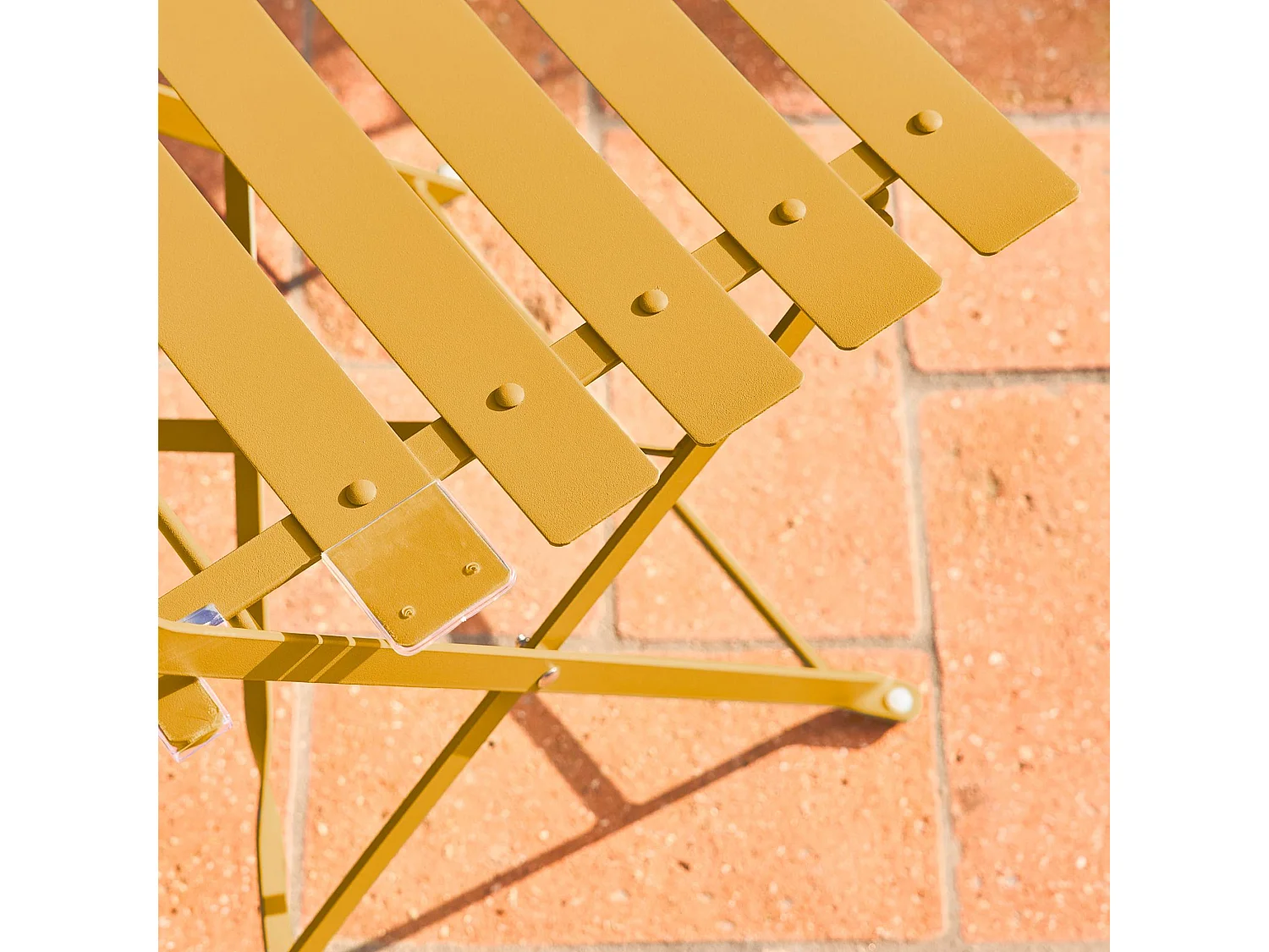 Table de jardin bistrot pliante métal + 2 assises ocre Ø60 x 70cm. acier thermolaqué