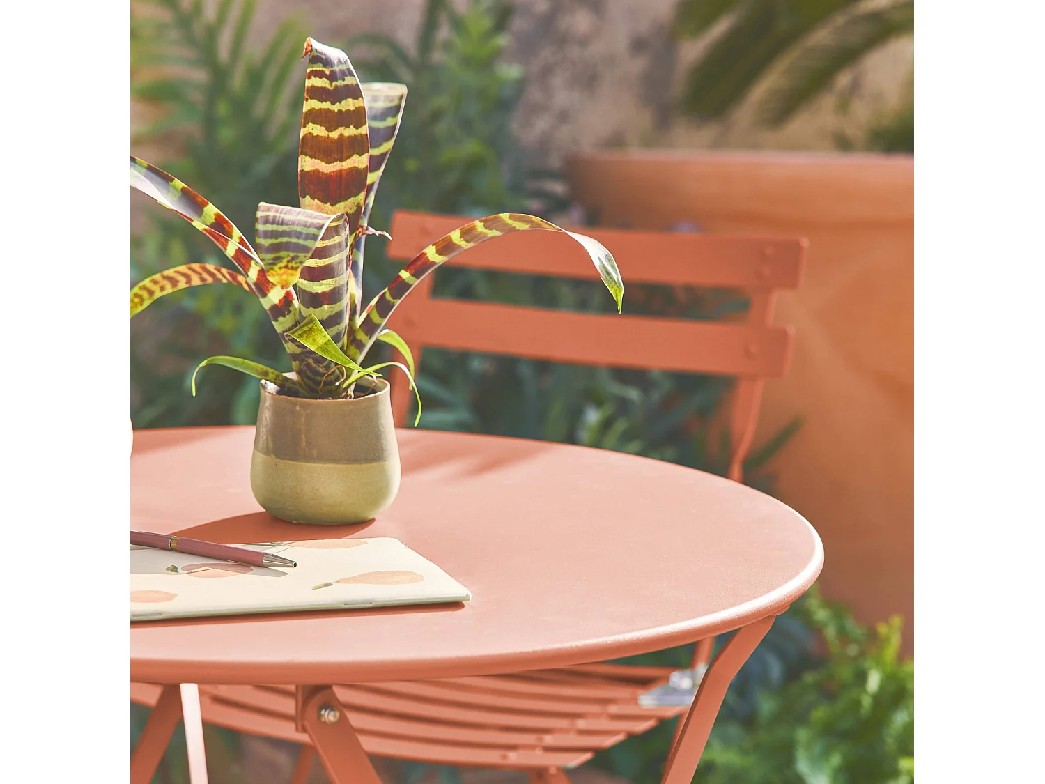 Table de jardin bistrot pliante métal + 2 assises tomette Ø60 x 70cm. acier thermolaqué