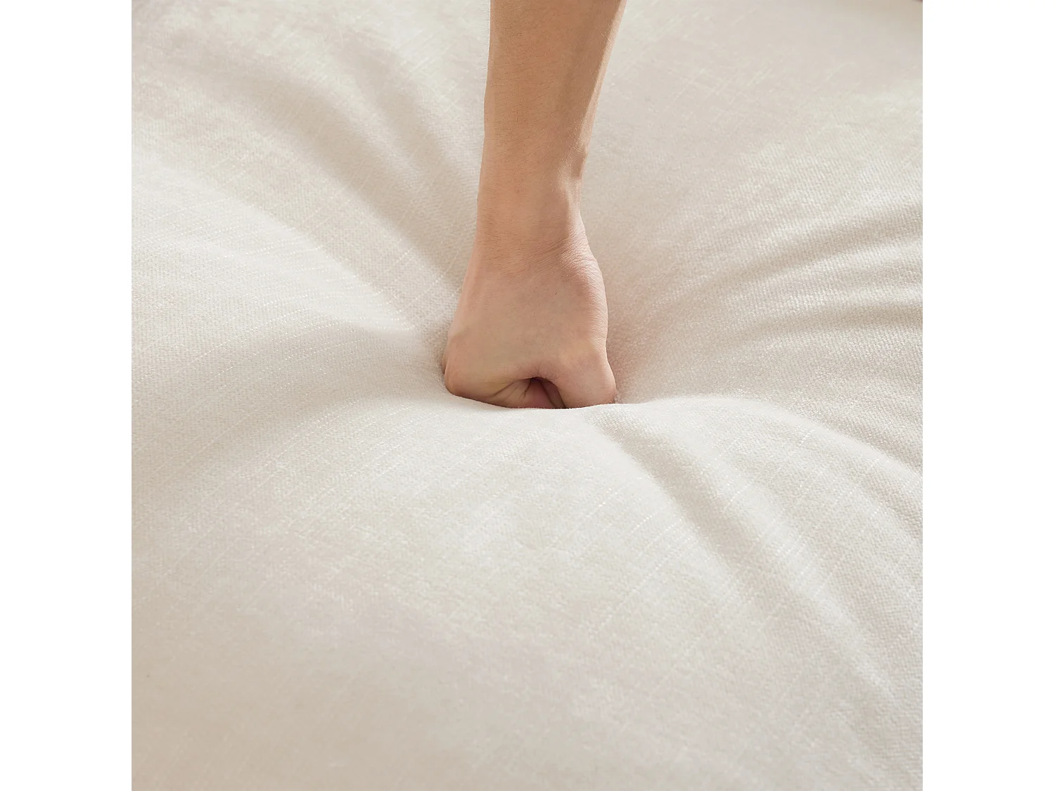 Canapé 2 places chesterfield en chenille beige - avec 2 pouf et 2 oreillers - cantonnière amovible - 194x140x93cm