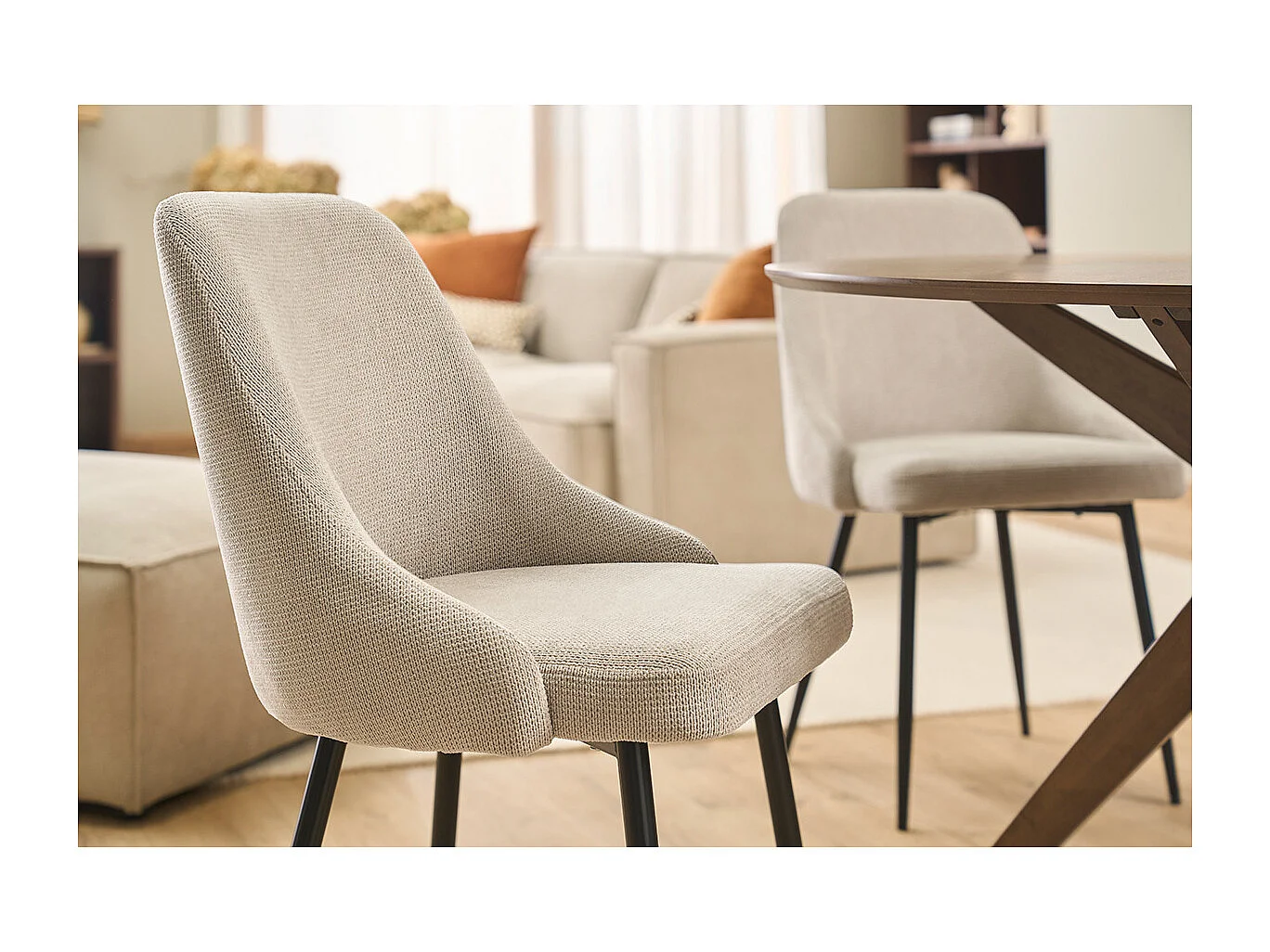 Stühle aus beigem Samteffekt-Textilgewebe und schwarzem Metall (2er Set) HASTA