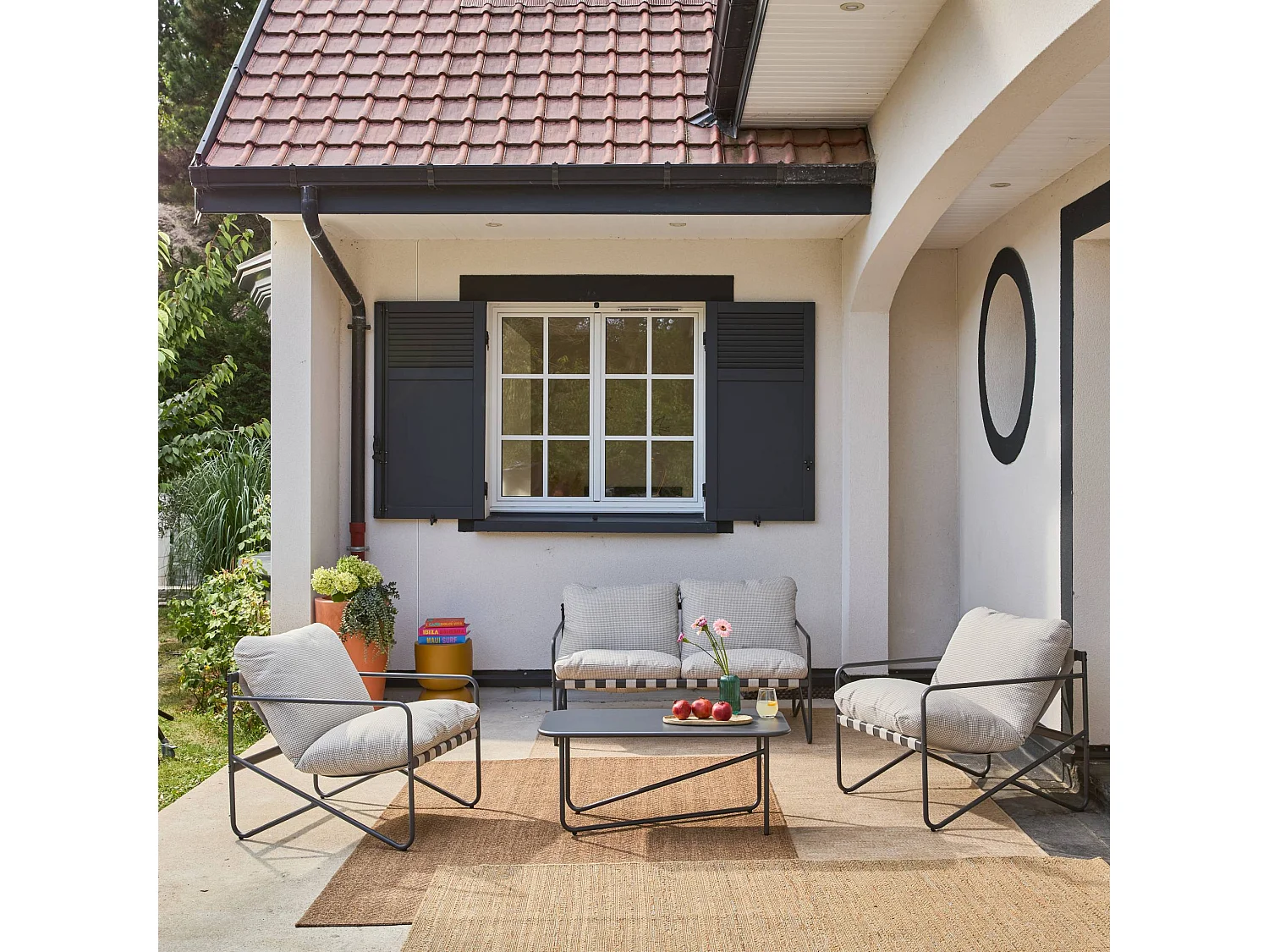 Salon de jardin 4 places avec table en métal. avec des sangles. anthracite et blanc