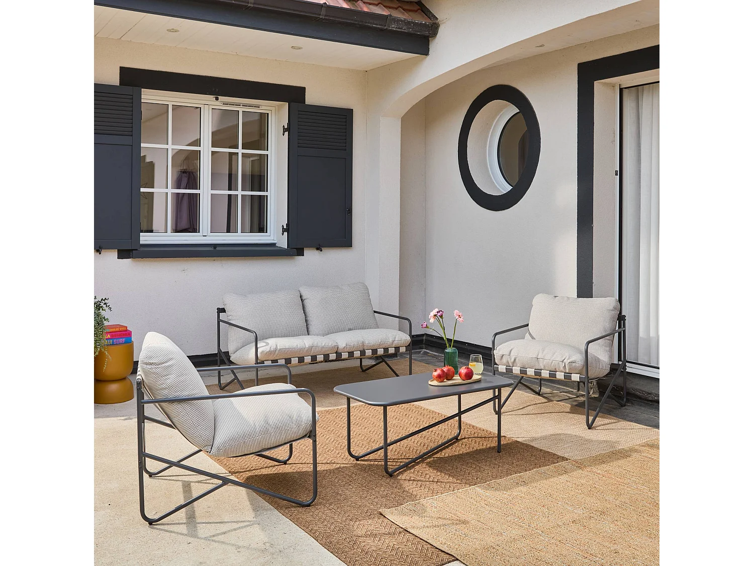 Salon de jardin 4 places avec table en métal. avec des sangles. anthracite et blanc