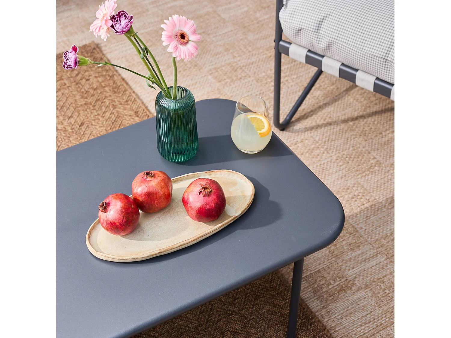 Salon de jardin 4 places avec table en métal. avec des sangles. anthracite et blanc