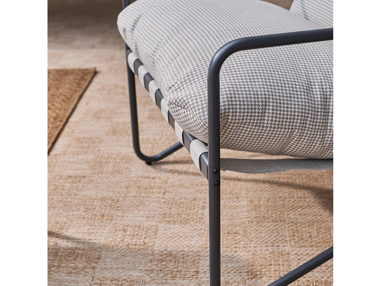 Salon de jardin 4 places avec table en métal. avec des sangles. anthracite et blanc