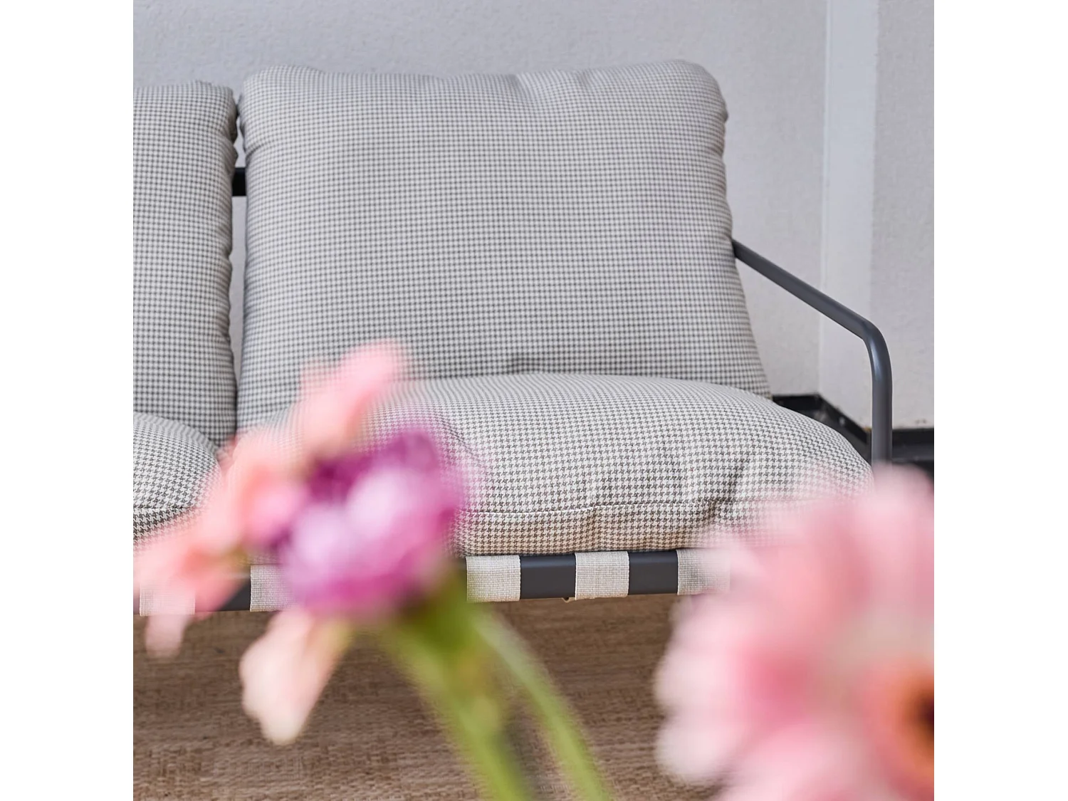 Salon de jardin 4 places avec table en métal. avec des sangles. anthracite et blanc