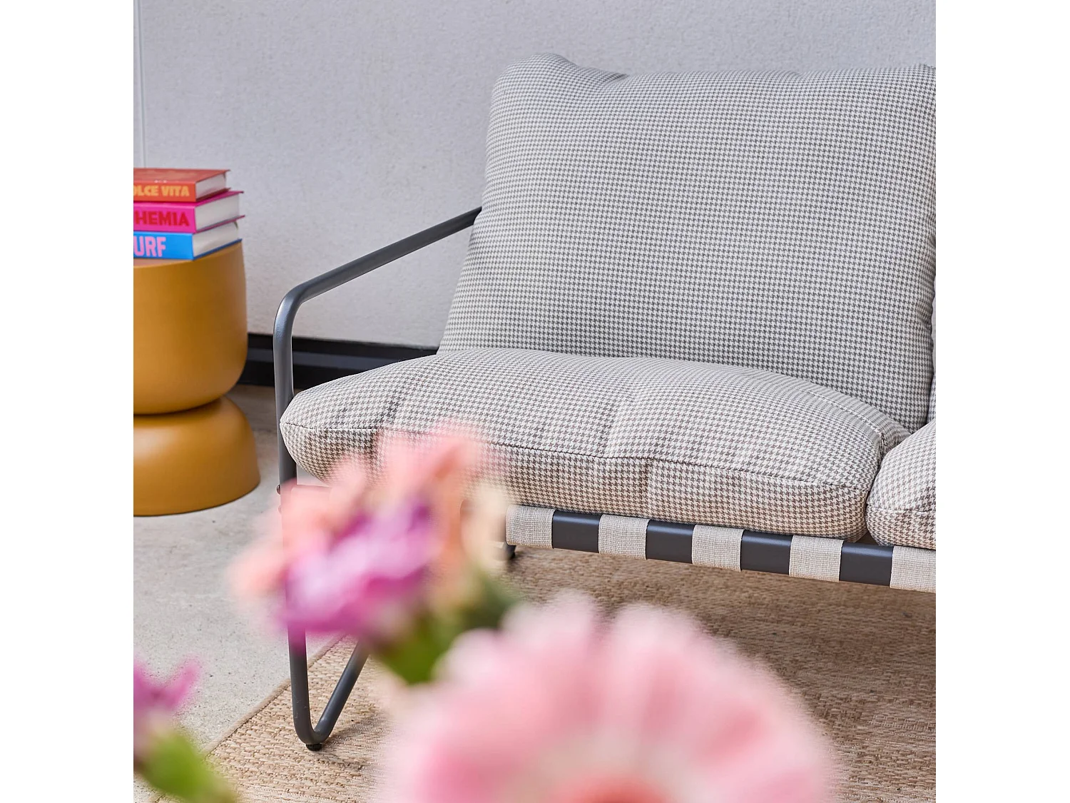 Salon de jardin 4 places avec table en métal. avec des sangles. anthracite et blanc