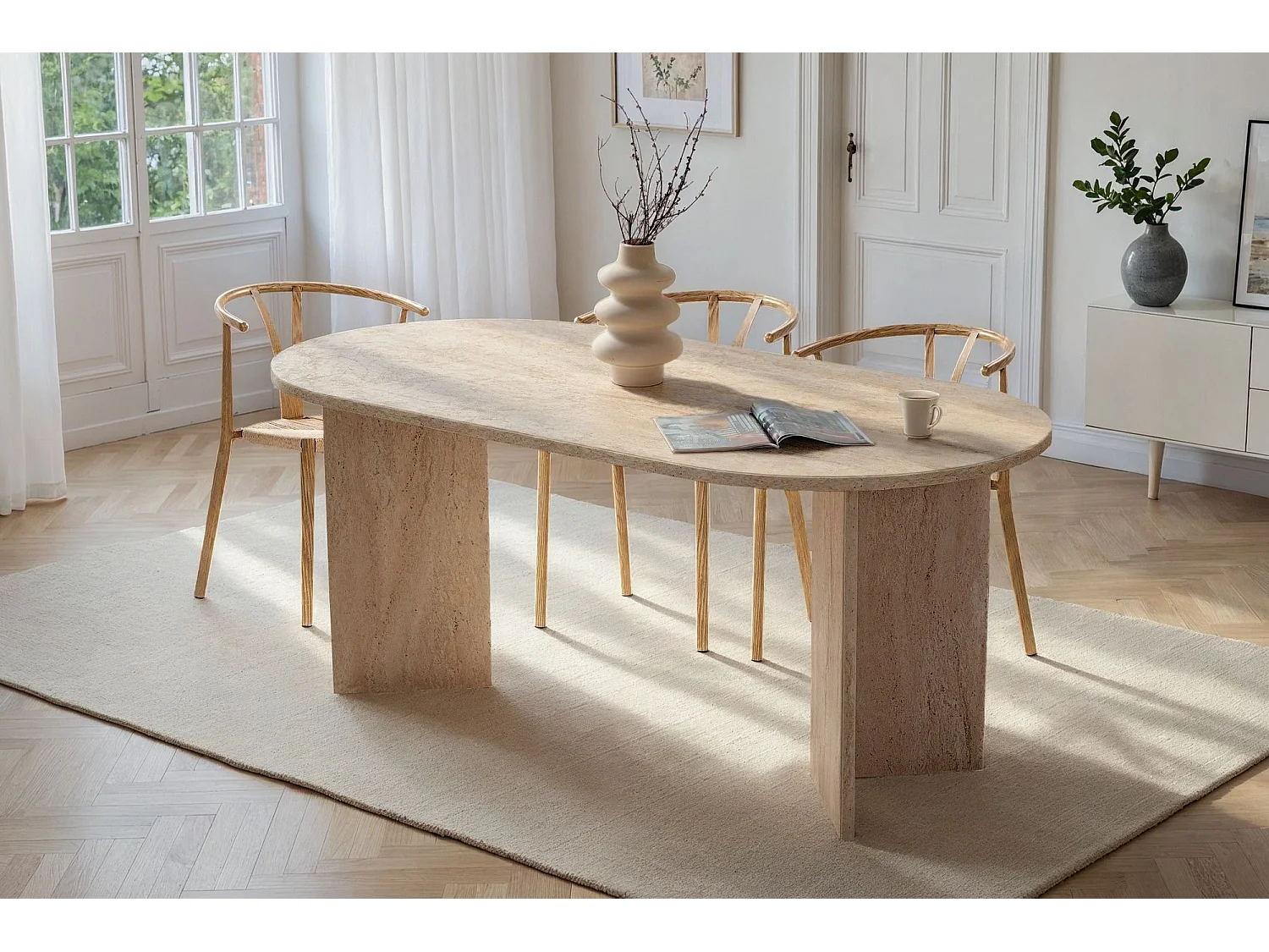 Table à manger ovale Sablin en bois et travertin beige 180x89x75 cm - 8 places, design classique et finition premium
