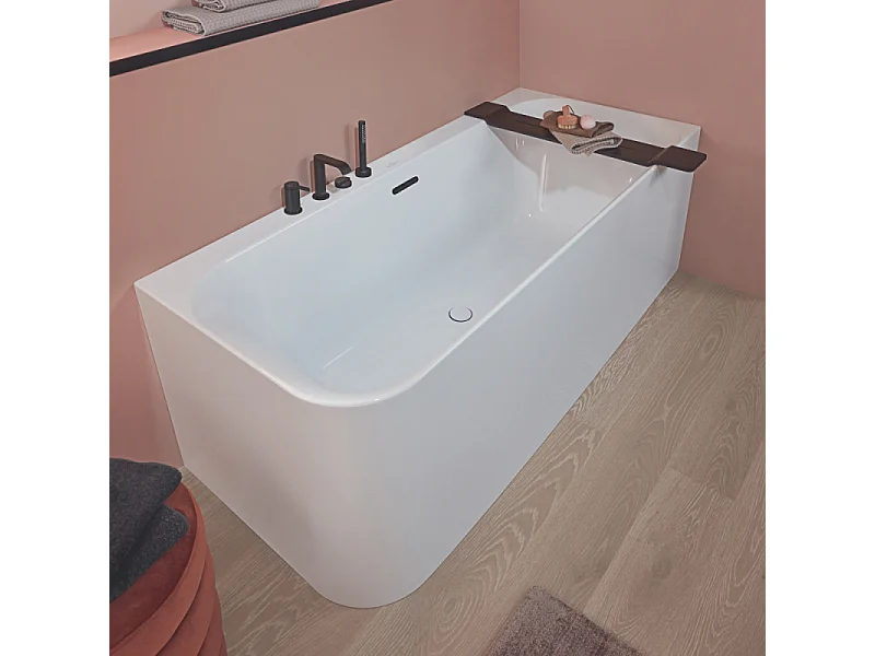 Baignoire semi-îlot d'angle VILLEROY & BOCH Loop & Friends version gauche avec bonde blanche et trop-plein chromé