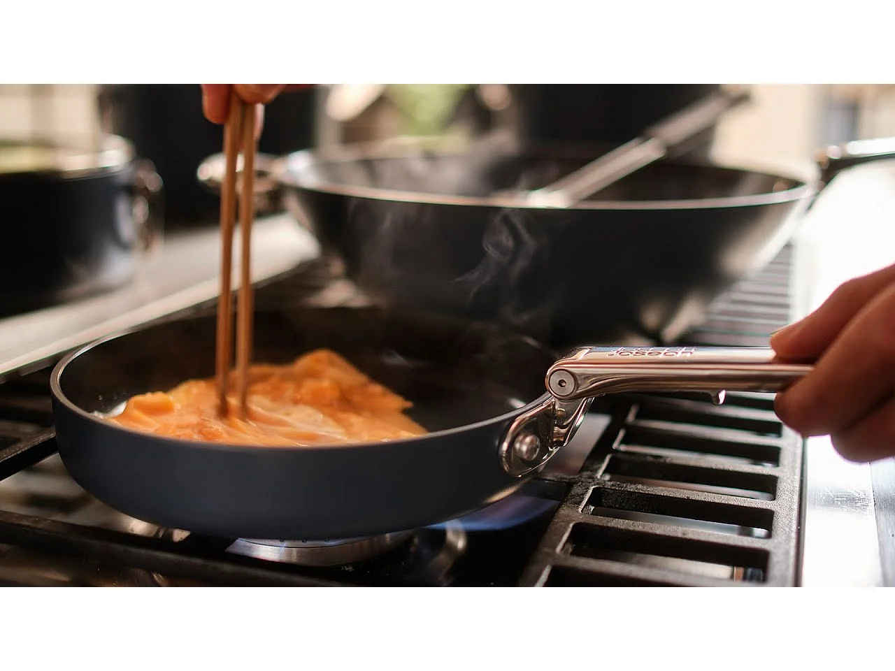 Space Steel Bratpfanne 20 cm (8") aus Edelstahl, klappbarer Griff, ideal für kleine Küchen, leicht zu reinigen und zu verstauen.