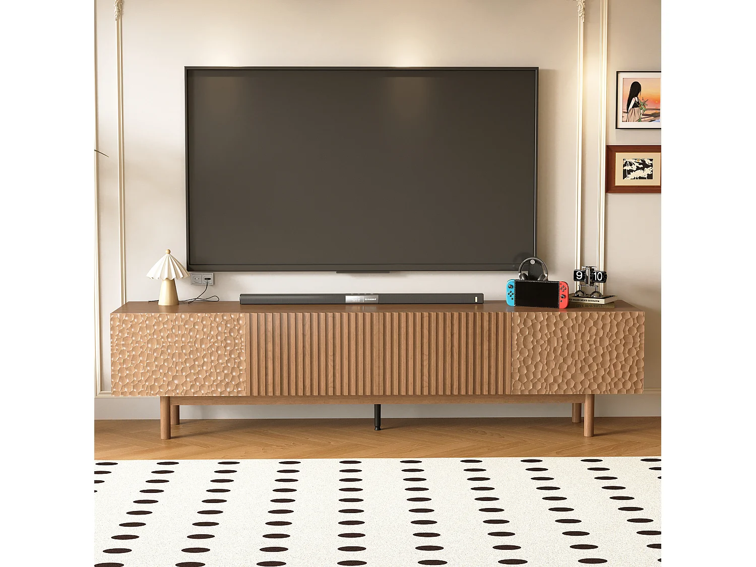 TV-Schrank im Fischschuppen-Design mit großem Stauraum, niedriges Sideboard auf hohen Beinen in Nussfarbe, für TVs ab 75 Zoll, ideal für Wohnzimmer oder Studio