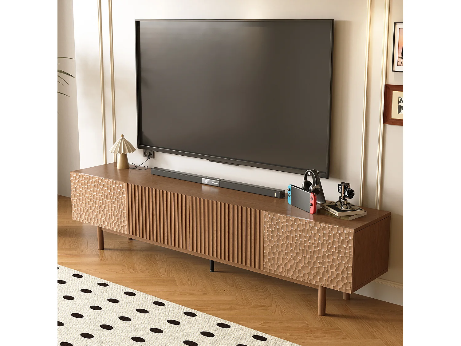 TV-Schrank im Fischschuppen-Design mit großem Stauraum, niedriges Sideboard auf hohen Beinen in Nussfarbe, für TVs ab 75 Zoll, ideal für Wohnzimmer oder Studio