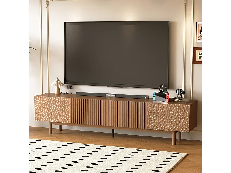 TV-Schrank im Fischschuppen-Design mit großem Stauraum, niedriges Sideboard auf hohen Beinen in Nussfarbe, für TVs ab 75 Zoll, ideal für Wohnzimmer oder Studio