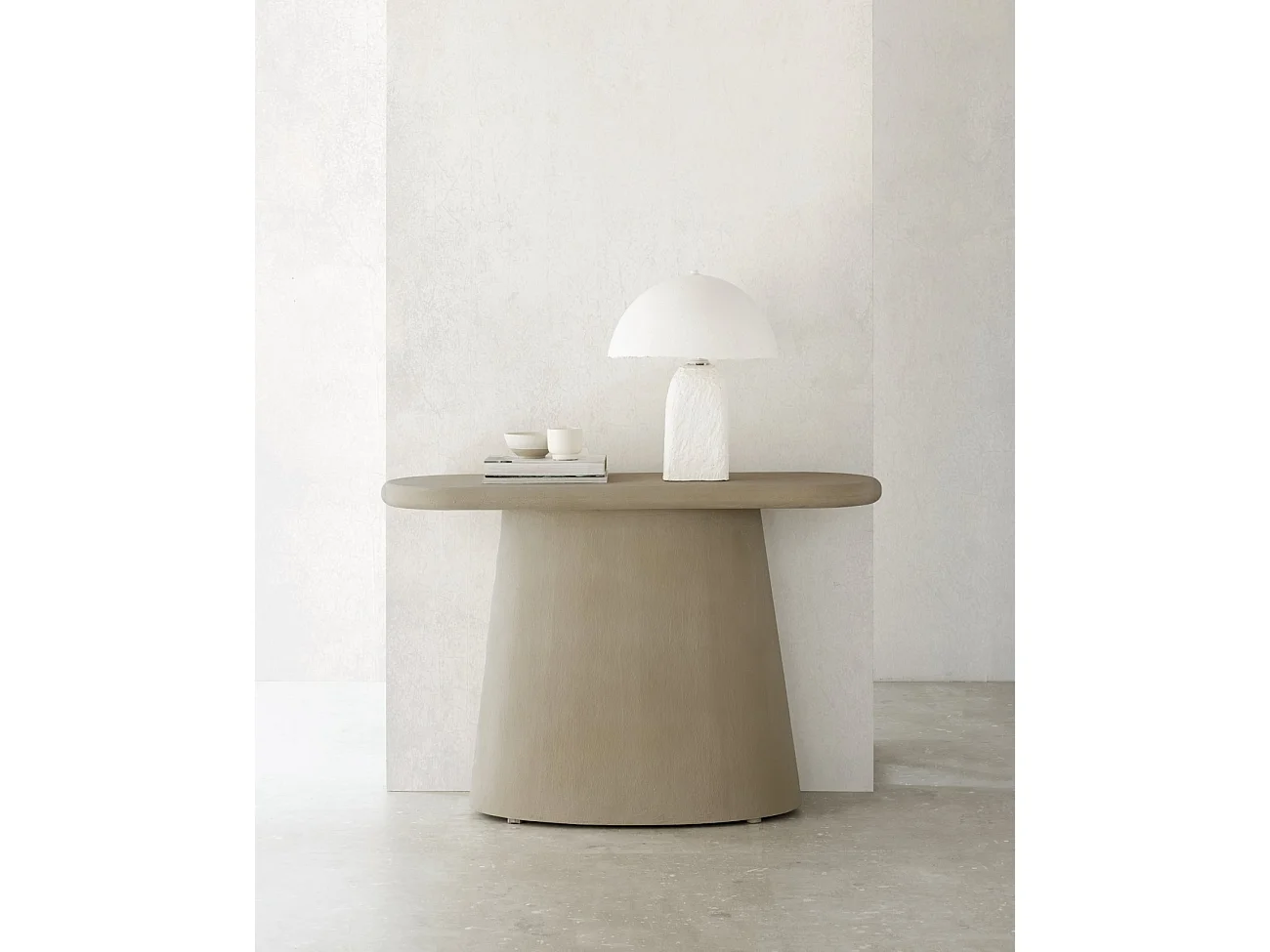 Ovale Konsole aus sandfarbenem Polyresin-Zement