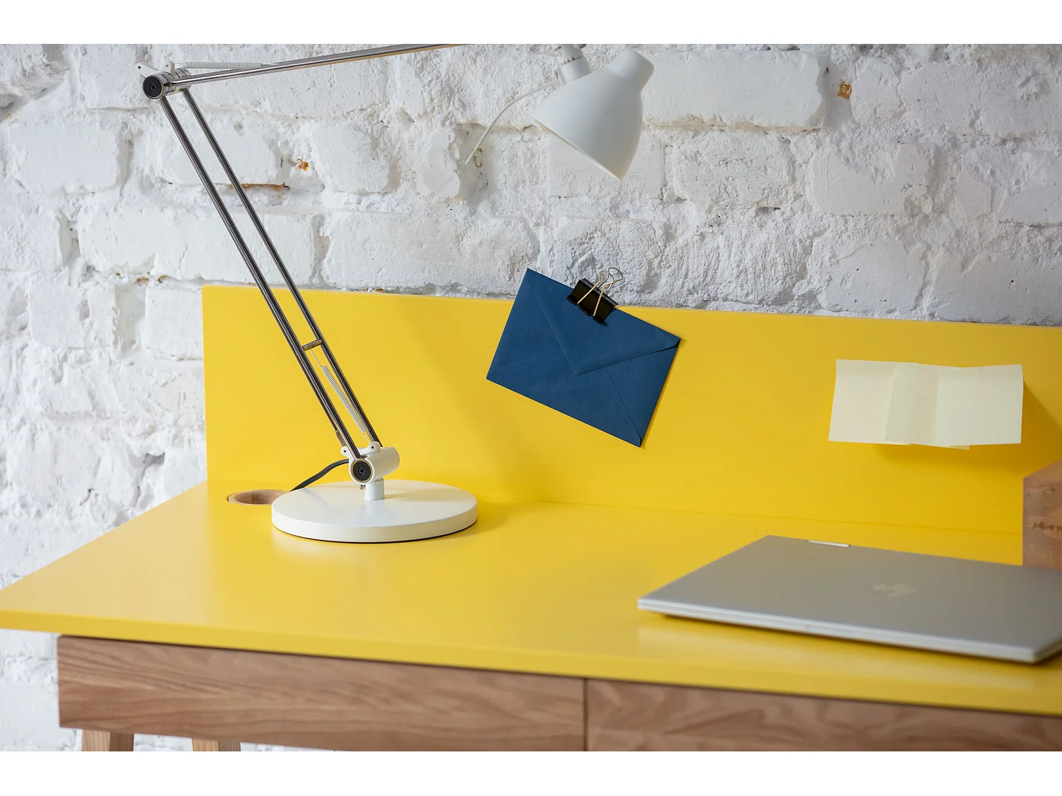 Petite bureau avec tiroirs 85 x 50 cm Luka Vert Sauge | Pieds en frêne