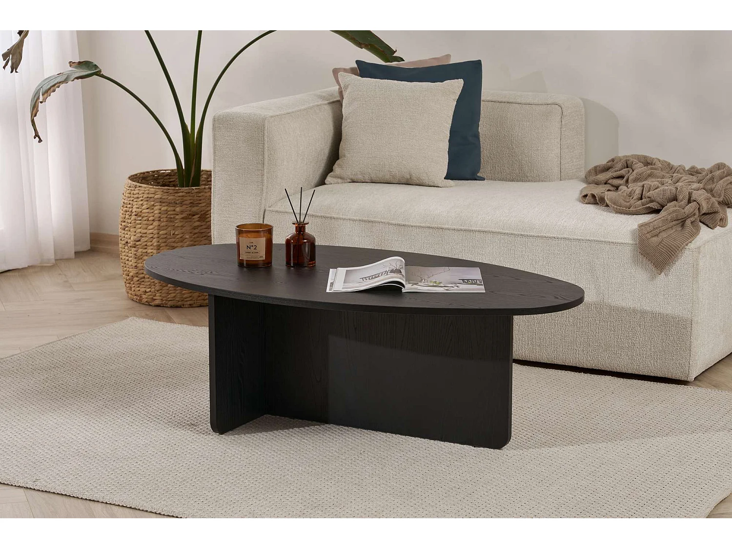 Table basse ovale en bois noir "Orba" 120x65x40 cm, design épuré et robuste sans rangement