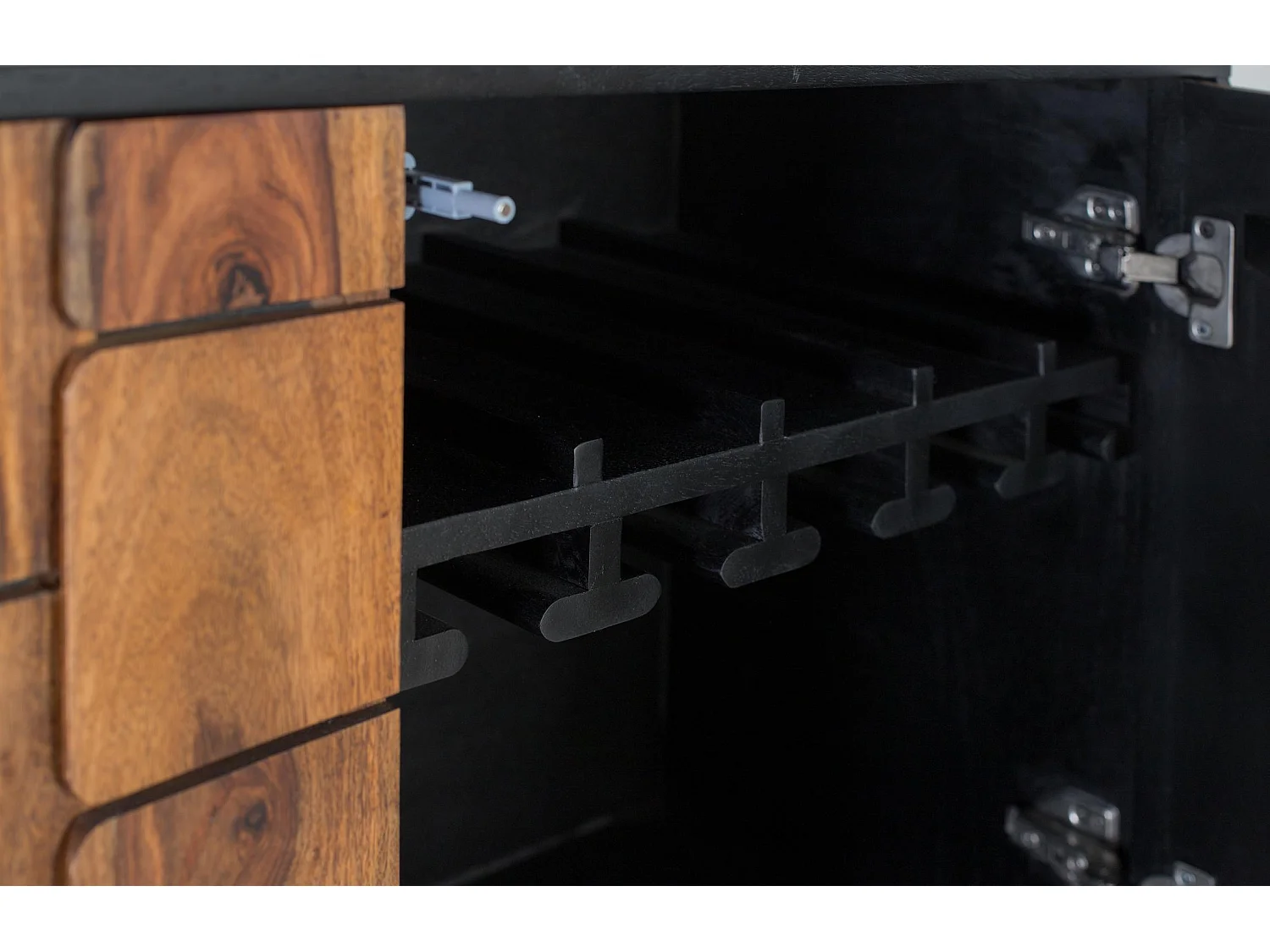 Barschrank aus massivem Mangoholz und Sheezam-3D-Effekt