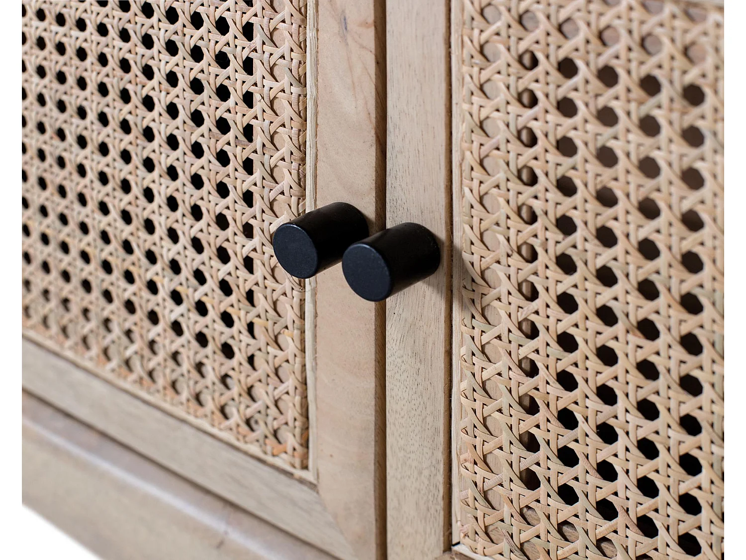 TV-Schrank aus Mangoholz mit 4 gerahmten Türen mit Drahtgeflecht.