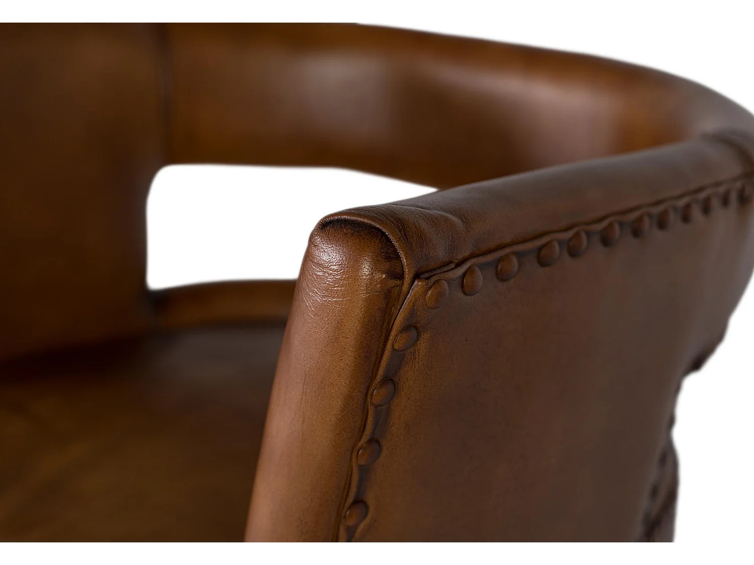 Taburete tapizado en piel natural y estructura metálica curvada